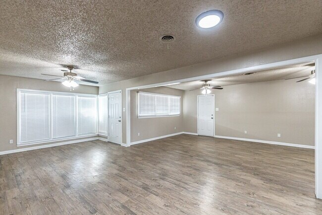 Building Photo - Completely renovated with beautiful updates!