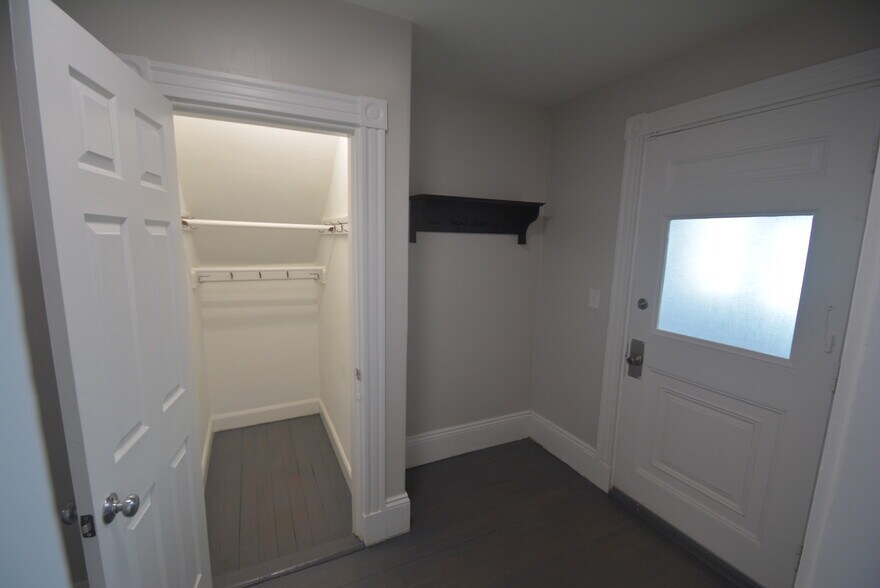 Building Photo - 31 Claybourne St