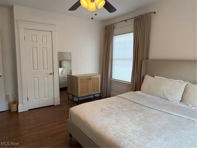 Building Photo - 1320 W 108th St