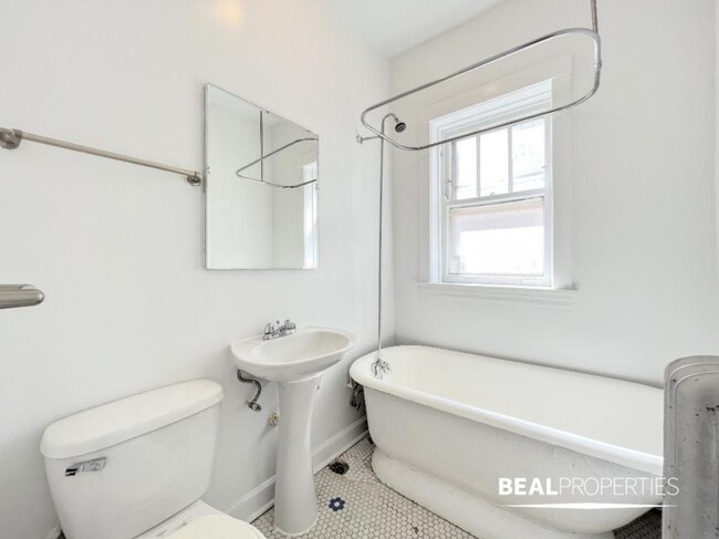 Building Photo - 0 bedroom in CHICAGO IL 60613