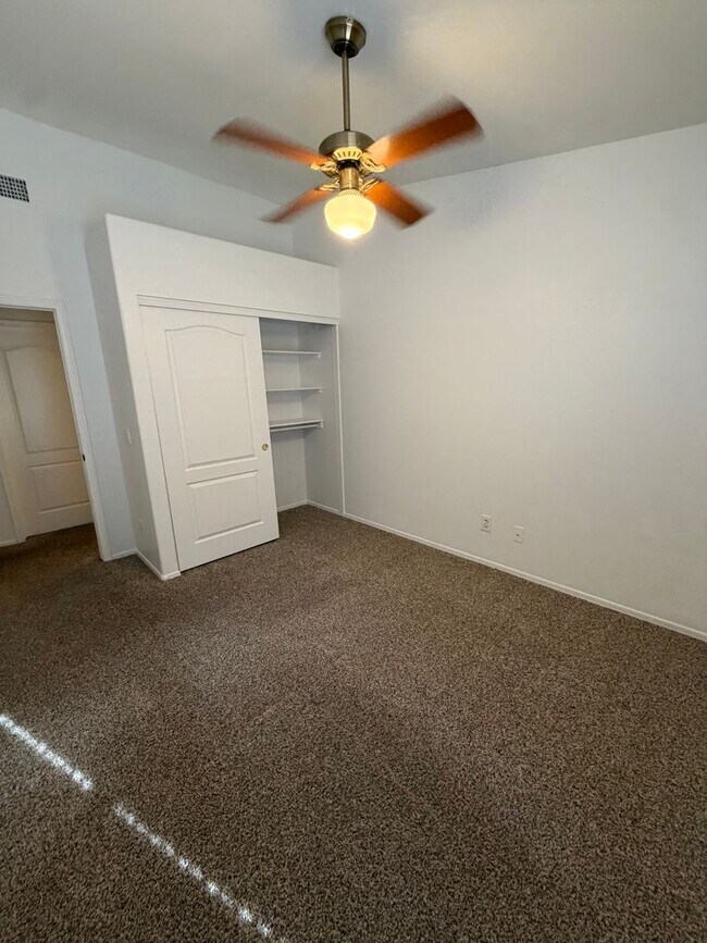 Building Photo - Stunning 3 bedroom, 2 bath home