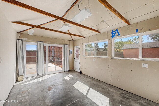 Building Photo - 1326 E Palm Ln