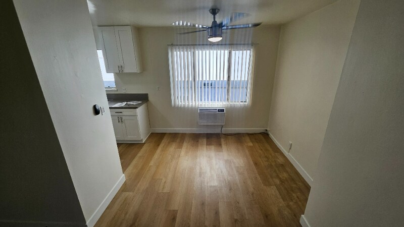 Building Photo - 638 N W Knoll Dr