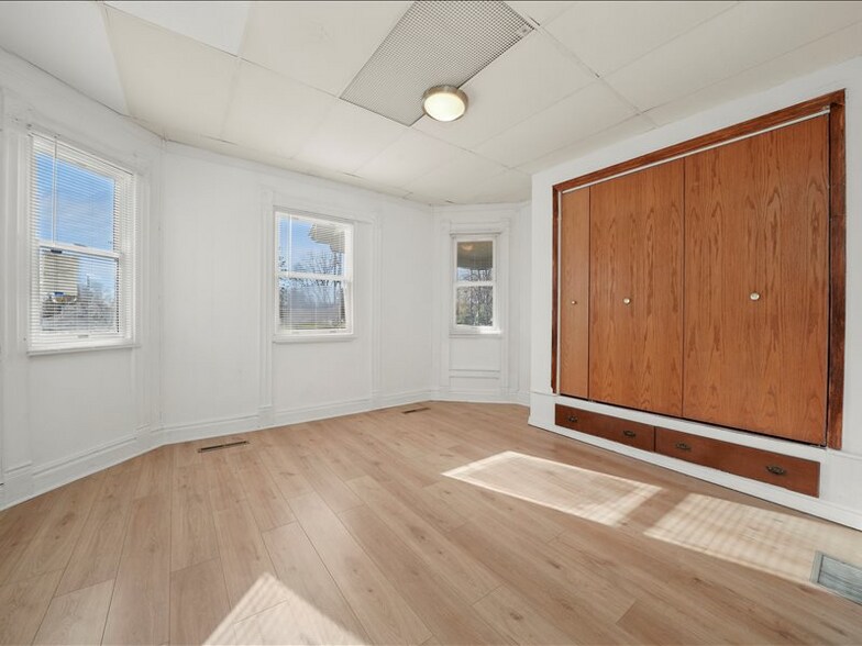 Building Photo - 1097 E Merchant St