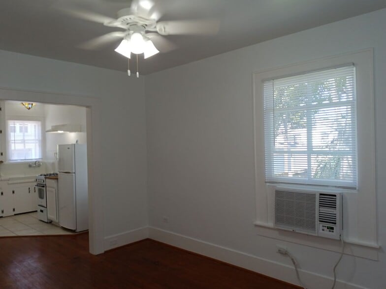 Building Photo - 2924 1/2 Bernardo De Galvez Ave