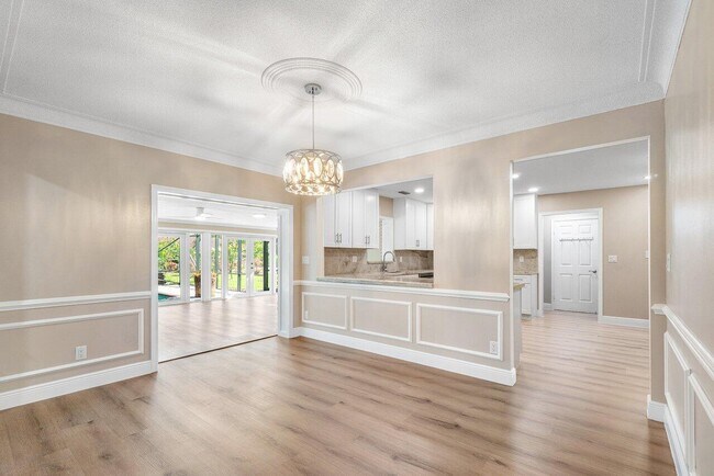 Building Photo - 5065 Horseshoe Cir N