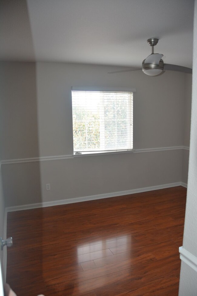 Building Photo - Sharp, clean and affordable Brentwood 3/2....