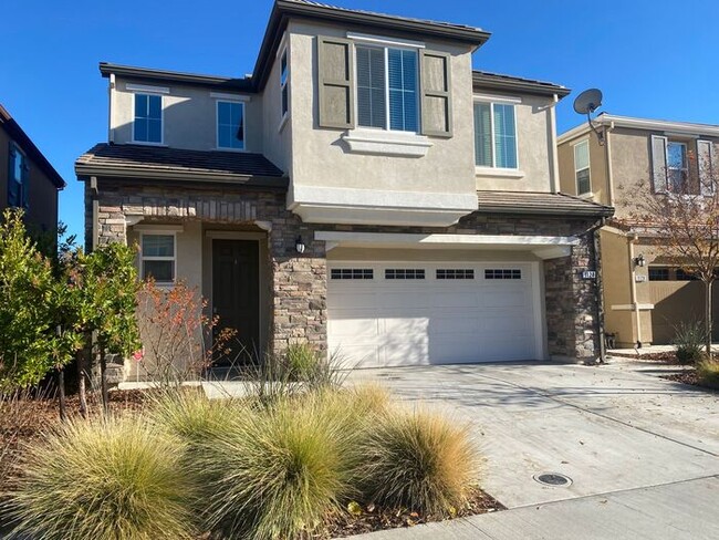 Building Photo - Beautiful Custom 3bd/2.5bth Home With Bonu...