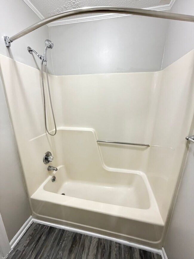 Building Photo - 3 Bedroom