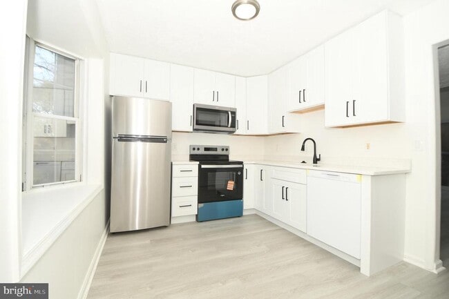 Building Photo - 8635 Union Pl