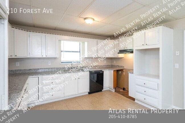 Building Photo - 210 Forest Ave