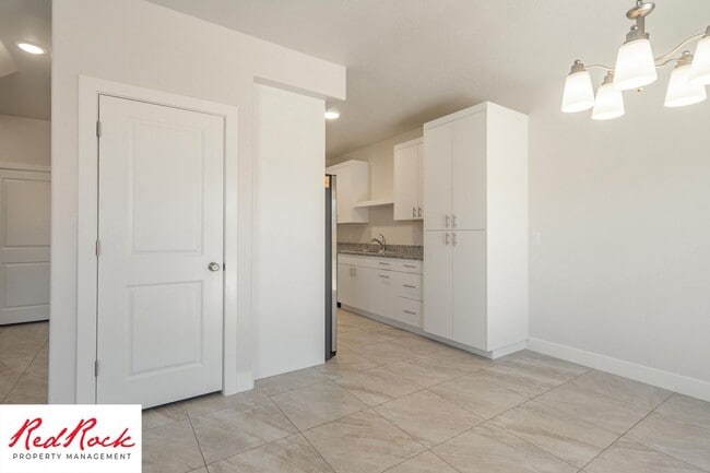 Building Photo - Pet friendly 3 Bedroom Townhome in Washington!