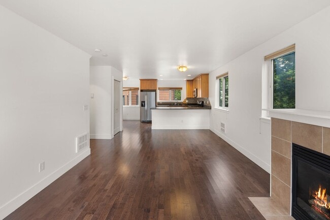 Building Photo - West Seattle - Large Bright 2 Bedroom 1.75 bath Delridge Townhouse