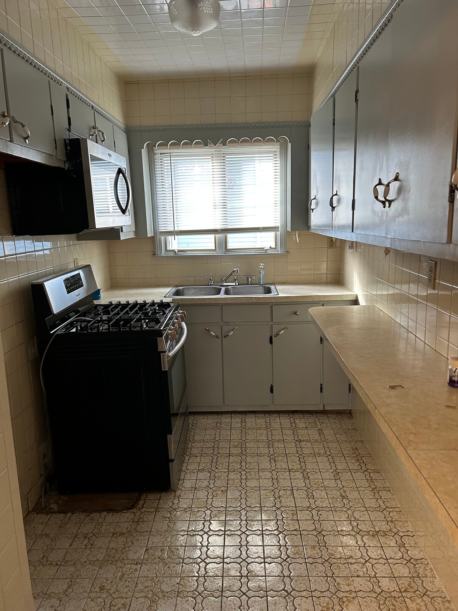 Building Photo - 250 Shaw St