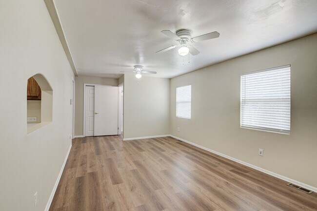 living room - 3430 W Wesley Ave