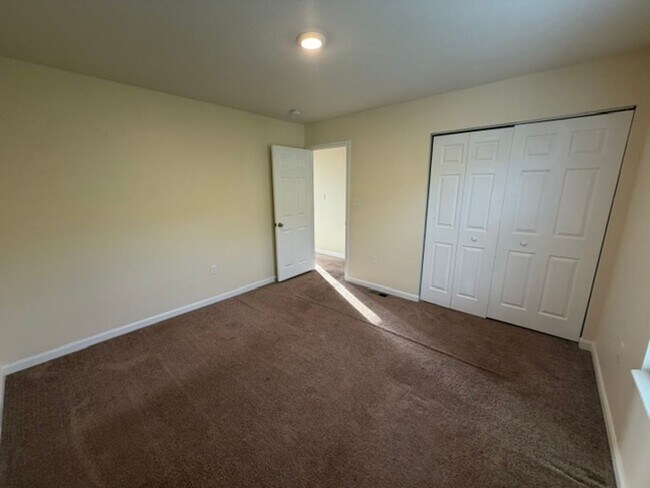 Building Photo - 422 Labrador Ln