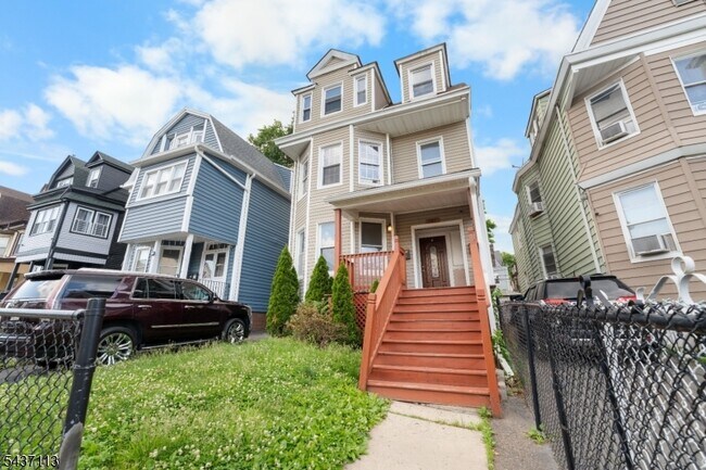 Building Photo - 185 N 18th St