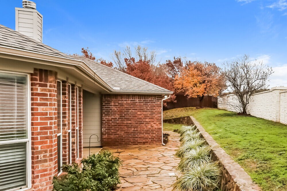 Building Photo - 207 Carriage Dr
