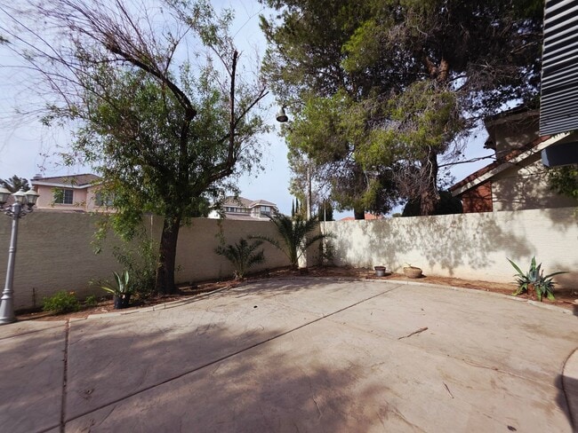 Building Photo - Single Story Home w/Pool in The Lakes!
