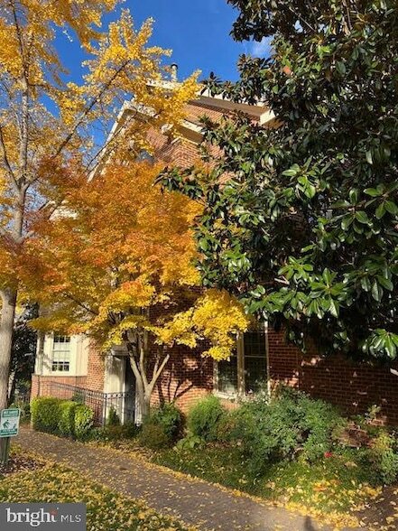 Building Photo - 1596 N Colonial Terrace