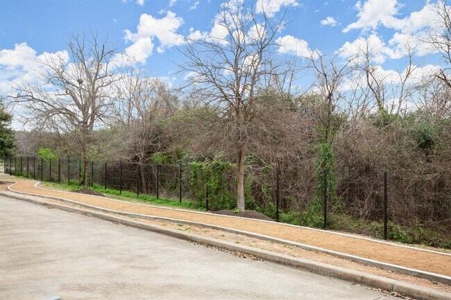 Building Photo - 604 N Bluff Dr