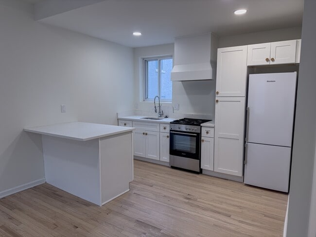 Building Photo - 2036 Wallace St