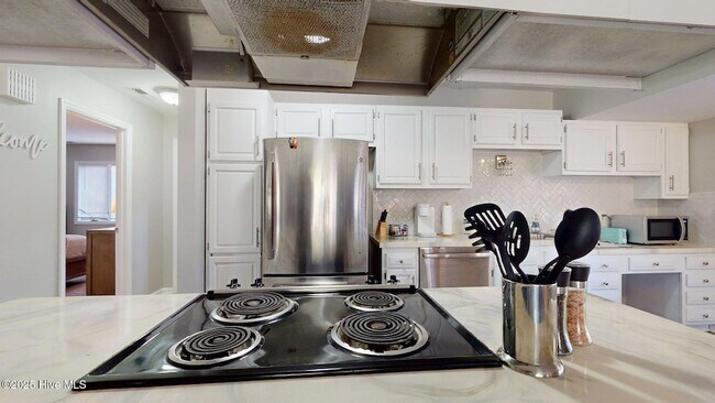 Building Photo - 704 Dover St