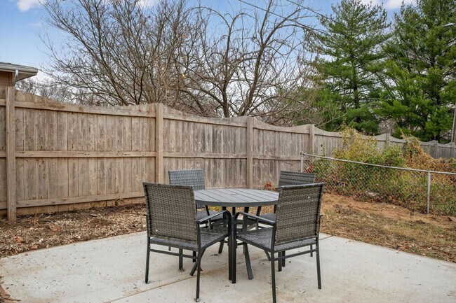 Building Photo - 1545 Reale Ave