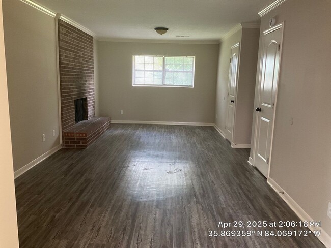Building Photo - 3 Bedroom / 2.5 Bath House Available Now