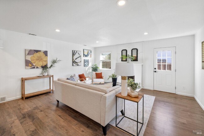 Building Photo - 372 Acacia St