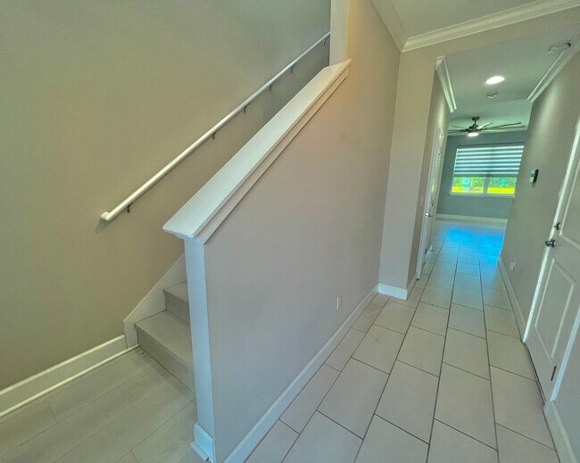 Building Photo - Beautiful 3 Bed, 2.5 Bath Townhome in Mode...