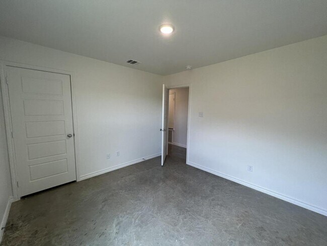 Building Photo - 113 Wind Ridge Dr