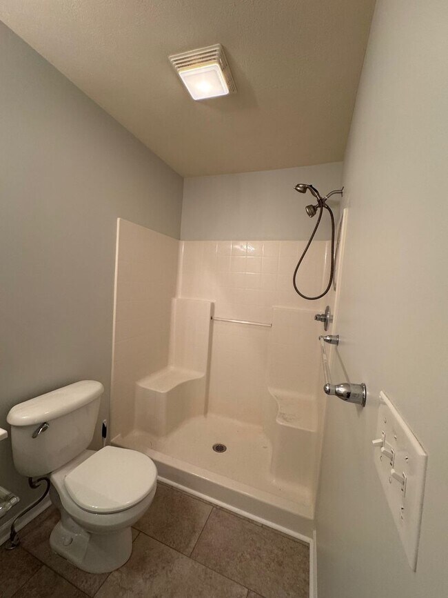 Building Photo - Brick End Unit Home in Taylor Springs NEW LVP FLOORING