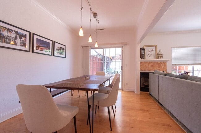 Building Photo - Amazing Downtown Campbell Location * Hardwood Floors * Spacious and Bright