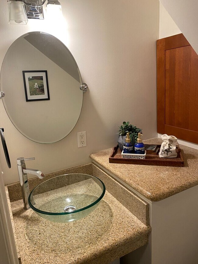 Building Photo - Immaculate end unit townhome in Raleigh's most desirable neighborhood - THE Five Points!