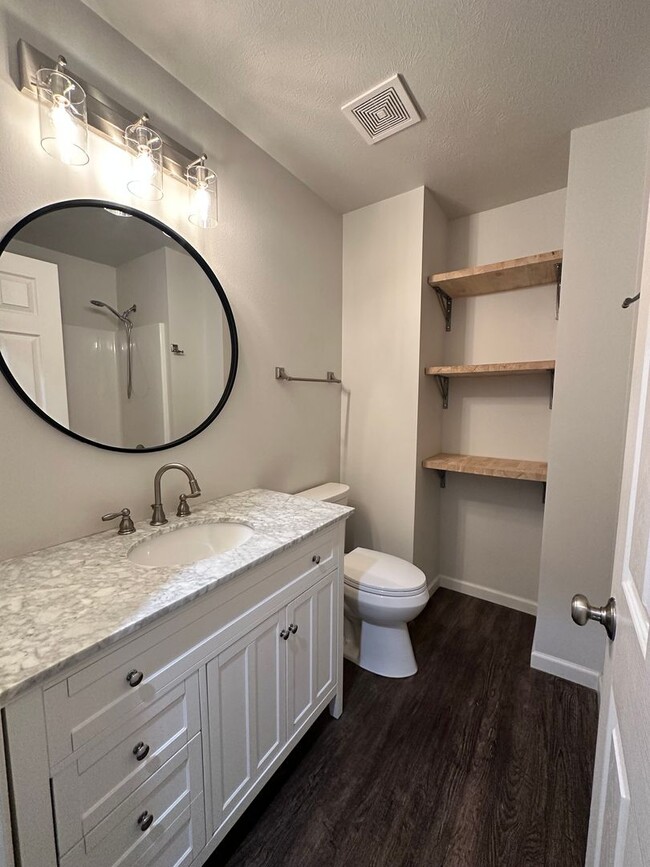 Building Photo - MP133 - 14410-14412 E Heroy