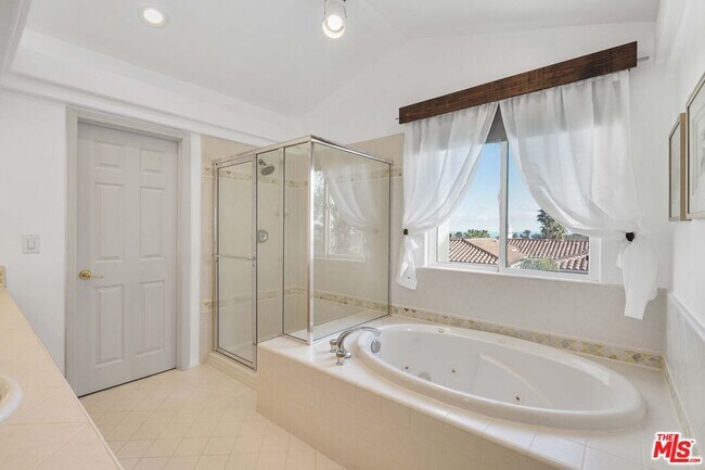 Building Photo - 6457 Zuma View Pl