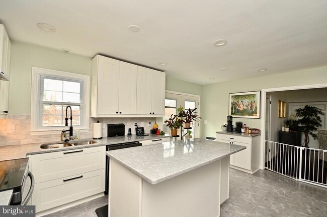 Building Photo - 6431 Forest Rd