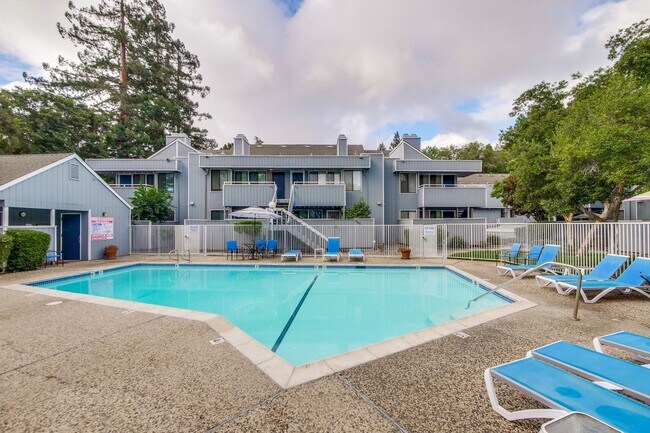 Building Photo - Stunning Modern Almost New Condo, Pets Welcome!