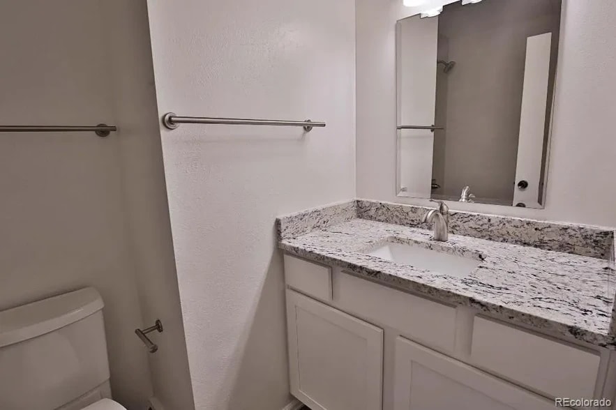 Bathroom in upstairs hallway - 7504 W Quarto Ave