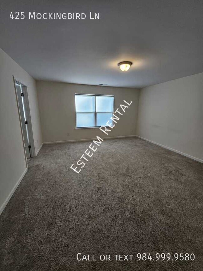 Building Photo - 425 Mockingbird Ln