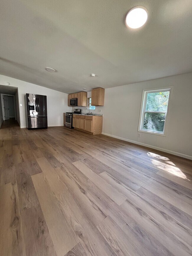 Building Photo - 305 Cascade Dr