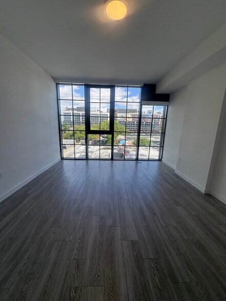 Building Photo - 420 NW 25th Ct