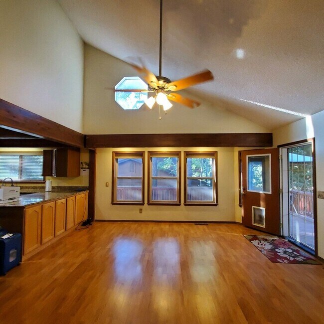 Building Photo - Beautiful home on Skyline Drive