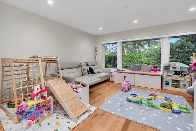 Building Photo - 415 Rovino Ave