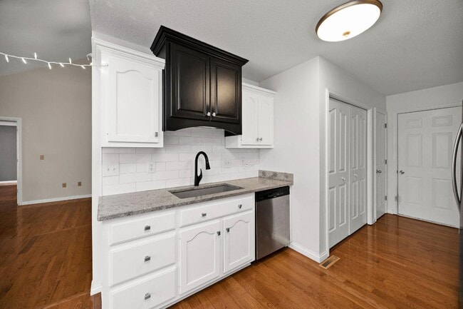 Building Photo - 1125 Oak St