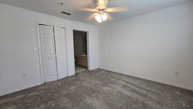 Building Photo - Spacious 2 Bed, 2 Bath Condo in Gated Comm...