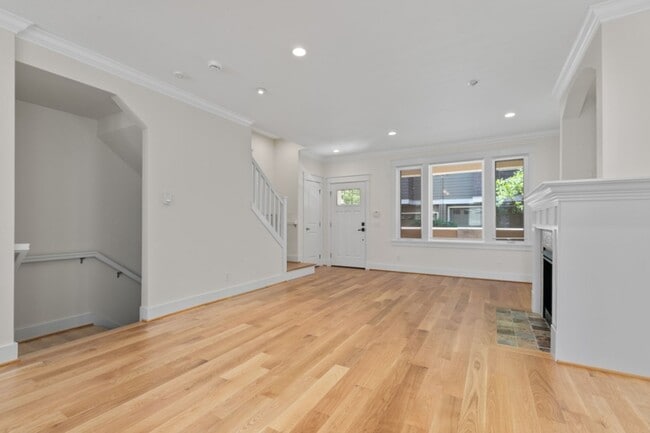 Building Photo - 3Bd/3Ba Seattle Townhouse