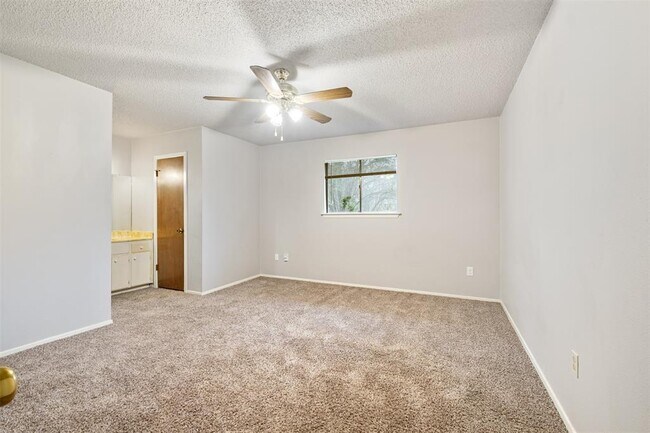 Building Photo - 5404 Salem Hill Dr