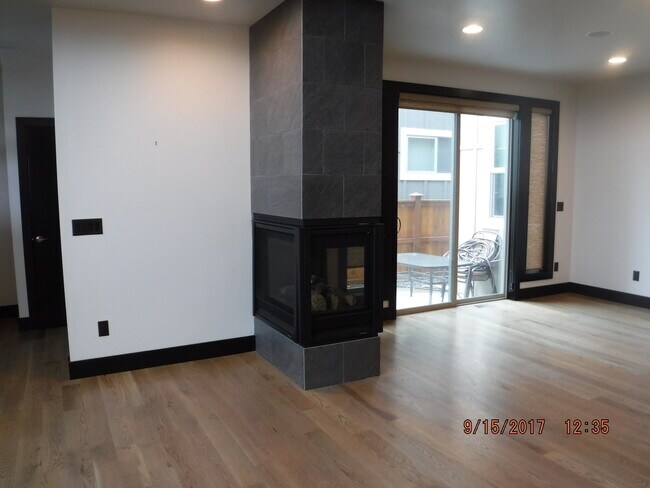 Building Photo - Gorgeous modern 5 bedroom - Minutes from MSU!